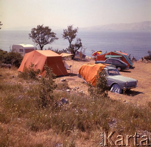 Sierpień 1967, Jugosławia
Namioty i samochody na kempingu nad Adriatykiem.
Fot. Romuald Broniarek/KARTA