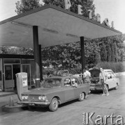 Sierpień 1967, brak miejsca
Wakacje za granicą - tankowanie na stacji benzynowej 