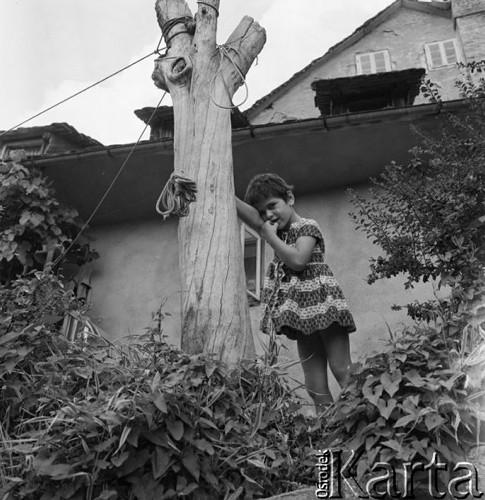 Sierpień 1967, Jugosławia
Dziewczynka obok drzewa.
Fot. Romuald Broniarek/KARTA