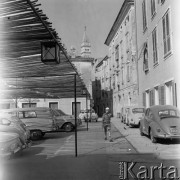 Sierpień 1967, Jugosławia
Samochody parkujące na ulicy, z lewej daszek rzucający cień.
Fot. Romuald Broniarek/KARTA