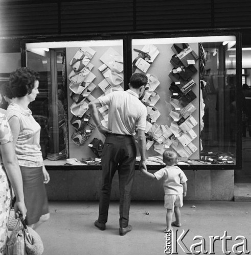 Sierpień 1967, Jugosławia
Mężczyzna z dzieckiem ogląda koszule na wystawie sklepu.
Fot. Romuald Broniarek/KARTA