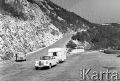 Sierpień 1967, Jugosławia
Turyści w drodze na wakacje - samochód z przyczepą kempingową.
Fot. Romuald Broniarek/KARTA
