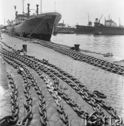 Sierpień 1967, Jugosławia
Statki handlowe w porcie, na pierwszym planie łańcuchy kotwiczne i węgierski statek m/s Csepel.
Fot. Romuald Broniarek/KARTA