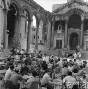 Sierpień 1967, Split, Jugosławia
Kawiarnia w dawnym pałacu cesarza Dioklecjana.
Fot. Romuald Broniarek/KARTA