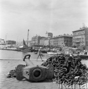 Sierpień 1967, Split, Jugosławia
Widok portu, na pierwszym planie kotwica i łańcuchy kotwiczne.
Fot. Romuald Broniarek/KARTA