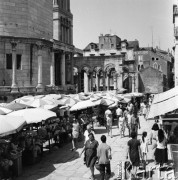 Sierpień 1967, Split, Jugosławia
Stragany na ulicy, w tle fragment kolumnady dziedzińca pałacu Dioklecjana.
Fot. Romuald Broniarek/KARTA