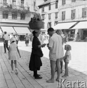 Sierpień 1967, Split, Jugosławia
Turyści kupują od kobiety z koszem na głowie.
Fot. Romuald Broniarek/KARTA