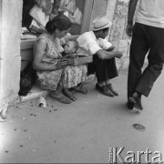 Sierpień 1967, Split, Jugosławia
Kobieta karmi dziecko piersią na ulicy.
Fot. Romuald Broniarek/KARTA