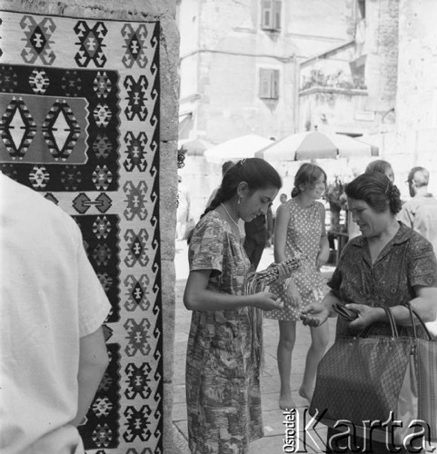 Sierpień 1967, Split, Jugosławia
Kobiety handlujące na ulicy.
Fot. Romuald Broniarek/KARTA
