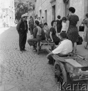 Sierpień 1967, Jugosławia
Ludzie z taczkami na ulicy.
Fot. Romuald Broniarek/KARTA