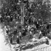 Sierpień 1967, Jugosławia
Targ owocowy obok zabytkowej kolumny.
Fot. Romuald Broniarek/KARTA