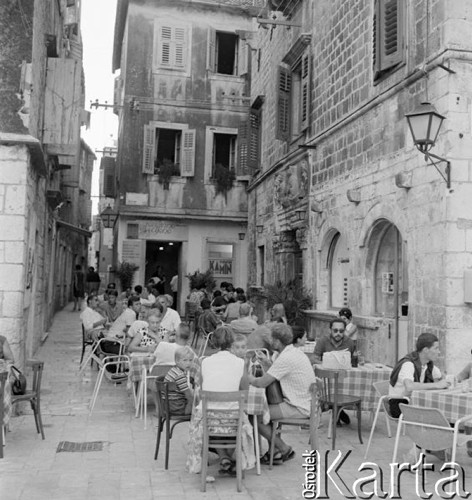 Sierpień 1967, Jugosławia
Turyści siedzą przy stolikach stojących na chodniku przed restauracją.
Fot. Romuald Broniarek/KARTA