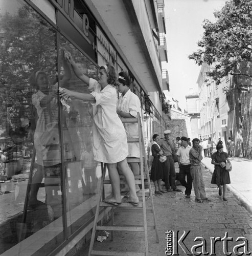Sierpień 1967, Jugosławia
Dwie ekspedientki myją witryny w sklepie.
Fot. Romuald Broniarek/KARTA