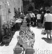 Sierpień 1967, Jugosławia
Targowisko - stragany z rękodziełem na ulicy.
Fot. Romuald Broniarek/KARTA