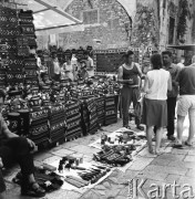 Sierpień 1967, Jugosławia
Targowisko - stragany z rękodziełem na ulicy.
Fot. Romuald Broniarek/KARTA