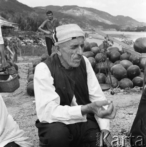 Sierpień 1967, Jugosławia
Portret mężczyzny, w tle leżą arbuzy.
Fot. Romuald Broniarek/KARTA
