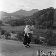 Sierpień 1967, Jugosławia
Kobieta idąca drogą z koszem na głowie.
Fot. Romuald Broniarek/KARTA