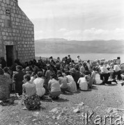 Sierpień 1967, Jugosławia
Grupa wiernych klęczy przed kościołem podczas mszy.
Fot. Romuald Broniarek/KARTA