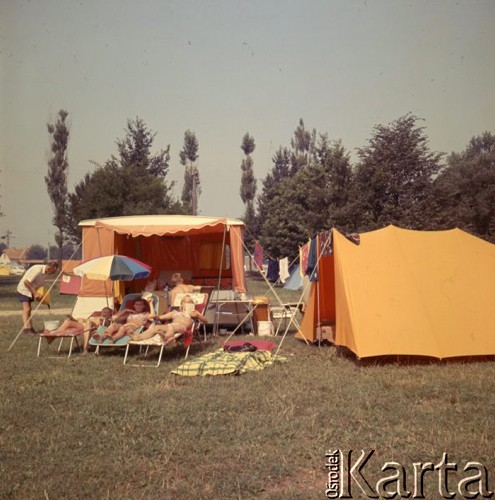 Sierpień 1967, Jugosławia
Turyści opalają się przed namiotem na kempingu.
Fot. Romuald Broniarek/KARTA