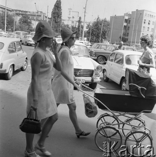 Sierpień 1967, Belgrad, Jugosławia
Dwie kobiety z wózkiem idące ulicą.
Fot. Romuald Broniarek/KARTA