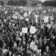 1.09.1967, Warszawa, Polska.
Antyamerykańska manifestacja na Placu Zwycięstwa, hasła: 