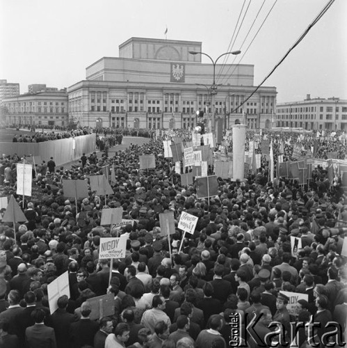 1.09.1967, Warszawa, Polska.
Antyamerykańska manifestacja na Placu Zwycięstwa.
Fot. Romuald Broniarek/KARTA