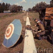 Wrzesień 1967, Lipsk (okolice), Niemiecka Republika Demokratyczna (NRD)
Polscy robotnicy z przedsiębiorstwa Hydrobudowa-6 budują rurociąg w okolicach Lipska.
Fot. Romuald Broniarek/KARTA