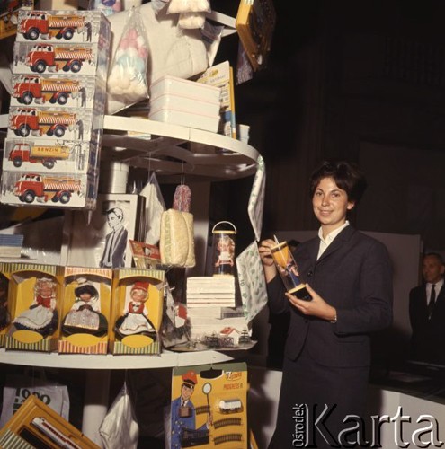 Wrzesień 1967, Lipsk, Niemiecka Republika Demokratyczna (NRD)
Targi Lipskie - stoisko z zabawkami.
Fot. Romuald Broniarek/KARTA