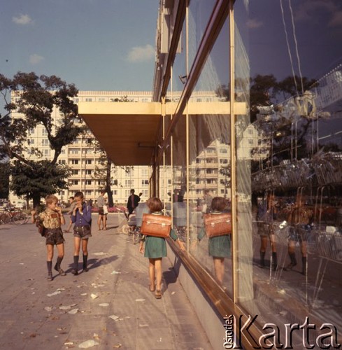 Wrzesień 1967, Schwedt, Niemiecka Republika Demokratyczna (NRD)
Dziewczynka z tornistrem na tle witryny sklepu.
Fot. Romuald Broniarek/KARTA