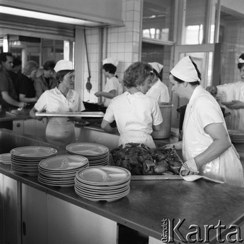 Wrzesień 1967, Schwedt, Niemiecka Republika Demokratyczna (NRD)
Pracownicy rafinerii w stołówce podczas przerwy obiadowej, na pierwszym planie kucharki.
Fot. Romuald Broniarek/KARTA