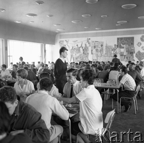 Wrzesień 1967, Schwedt, Niemiecka Republika Demokratyczna (NRD)
Pracownicy rafinerii w stołówce podczas przerwy obiadowej.
Fot. Romuald Broniarek/KARTA