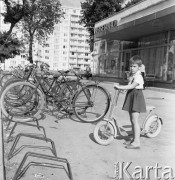 Wrzesień 1967, Schwedt, Niemiecka Republika Demokratyczna (NRD)
Dziewczynka z rowerem na ulicy.
Fot. Romuald Broniarek/KARTA