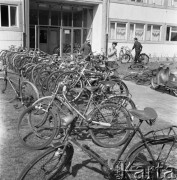 Wrzesień 1967, Schwedt, Niemiecka Republika Demokratyczna (NRD)
Rowery pracowników rafinerii przed wejściem do zakładu.
Fot. Romuald Broniarek/KARTA
