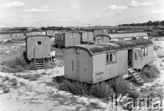Wrzesień 1967, Lipsk (okolice), Niemiecka Republika Demokratyczna (NRD)
Osiedle barakowozów, w których mieszkali polscy robotnicy z przedsiębiorstwa Hydrobudowa-6, budujący rurociąg w okolicach Lipska.
Fot. Romuald Broniarek/KARTA