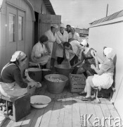 Wrzesień 1967, Lipsk (okolice), Niemiecka Republika Demokratyczna (NRD)
Polscy robotnicy z przedsiębiorstwa Hydrobudowa-6 budują rurociąg w okolicach Lipska. Na zdjęciu kucharki obierające ziemniaki na obiad.
Fot. Romuald Broniarek/KARTA