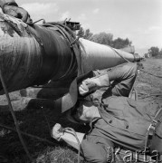 Wrzesień 1967, Lipsk (okolice), Niemiecka Republika Demokratyczna (NRD)
Polscy robotnicy z przedsiębiorstwa Hydrobudowa-6 budują rurociąg w okolicach Lipska, na zdjęciu spawacz.
Fot. Romuald Broniarek/KARTA