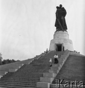 Wrzesień 1967, Berlin, Niemiecka Republika Demokratyczna (NRD)
Treptower Park - posąg radzieckiego sierżanta niosącego niemiecką dziewczynkę uratowaną z nurtów rzeki i depczącego swastykę.
Fot. Romuald Broniarek/KARTA
