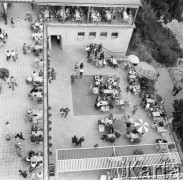 Wrzesień 1967, Berlin, Niemiecka Republika Demokratyczna (NRD)
Ludzie w kawiarni w parku.
Fot. Romuald Broniarek/KARTA