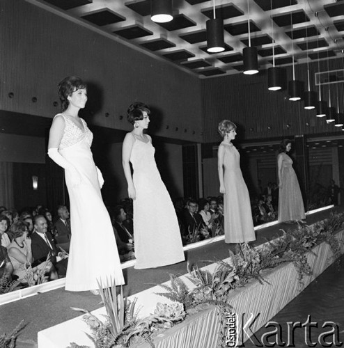 Wrzesień 1967, Berlin, Niemiecka Republika Demokratyczna (NRD)
Pokaz mody damskiej - modelki w sukniach wieczorowych.
Fot. Romuald Broniarek/KARTA