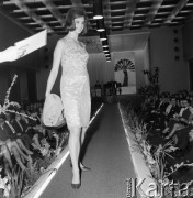 Wrzesień 1967, Berlin, Niemiecka Republika Demokratyczna (NRD)
Pokaz mody damskiej - modelka na wybiegu.
Fot. Romuald Broniarek/KARTA