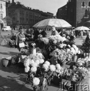 Październik 1967, Kraków, Polska.
Kwiaciarki na krakowskim Rynku, w tle fragment kościoła Mariackiego.
Fot. Romuald Broniarek/KARTA