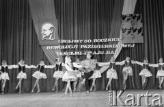 Październik 1967, Nowe Tychy, Polska.
Przegląd zespołów wykonujących tańce Związku Radzieckiego, hasło w tle: 
