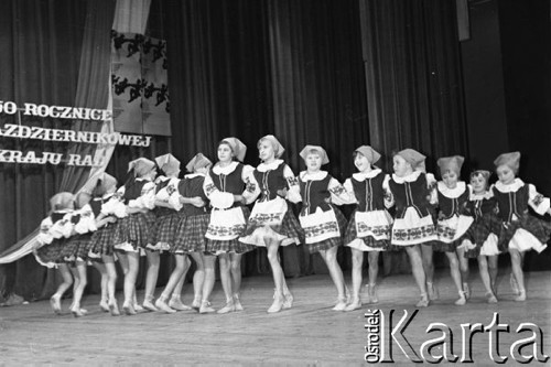 Październik 1967, Nowe Tychy, Polska.
Przegląd zespołów wykonujących tańce Związku Radzieckiego, hasło w tle: 