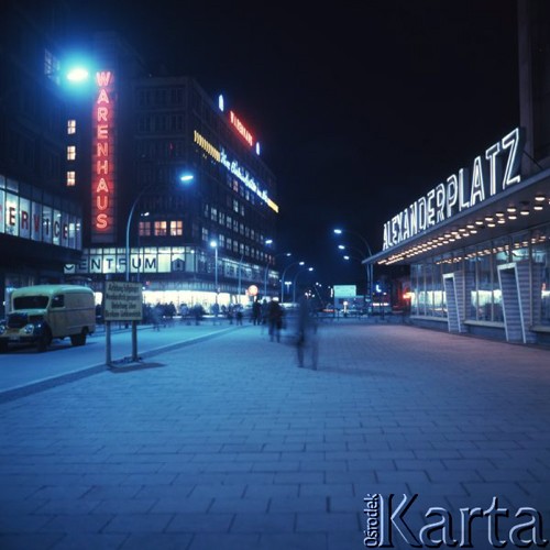 Listopad 1967, Berlin, Niemiecka Republika Demokratyczna (NRD)
Neony na Alexanderplatz.
Fot. Romuald Broniarek/KARTA