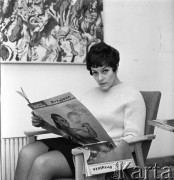 1968, Warszawa, Polska.
Piosenkarka Nina Urbano czyta Tygodnik Ilustrowany 