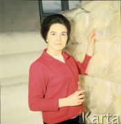 1968, Pabianice, woj. Łódź, Polska. 
Fabryka Środków Opatrunkowych, kobieta w magazynie ze środkami opatrunkowymi.
Fot. Romuald Broniarek/KARTA