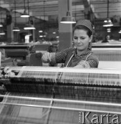 1968, Pabianice, woj. Łódź, Polska. 
Fabryka Środków Opatrunkowych, pracownica przy krośnie.
Fot. Romuald Broniarek/KARTA