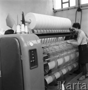1968, Pabianice, woj. Łódź, Polska. 
Fabryka Środków Opatrunkowych, kobieta przy krośnie.
Fot. Romuald Broniarek/KARTA