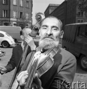 1968, Polska.
Ślub Irmy Kwiatkowskiej, mężczyźni z instrumentami czekający na ulicy na młodą parę.
Fot. Romuald Broniarek/KARTA