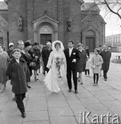 1968, Polska.
Ślub kościelny Irmy Kwiatkowskiej, para młoda i goście po wyjściu z kościoła.
Fot. Romuald Broniarek/KARTA